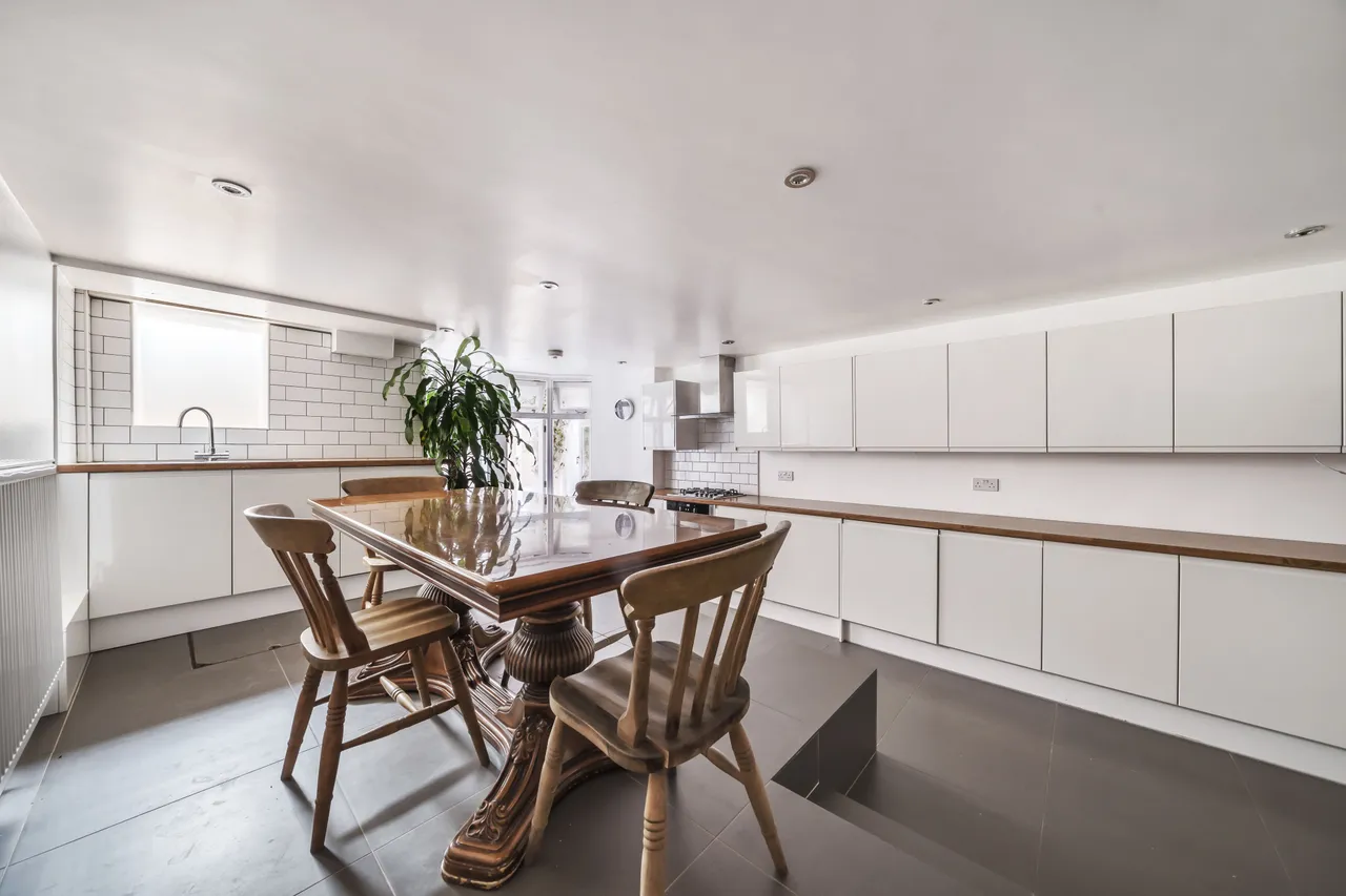 2 bed flat to rent — Ground Floor, 71 Biscay Road, London