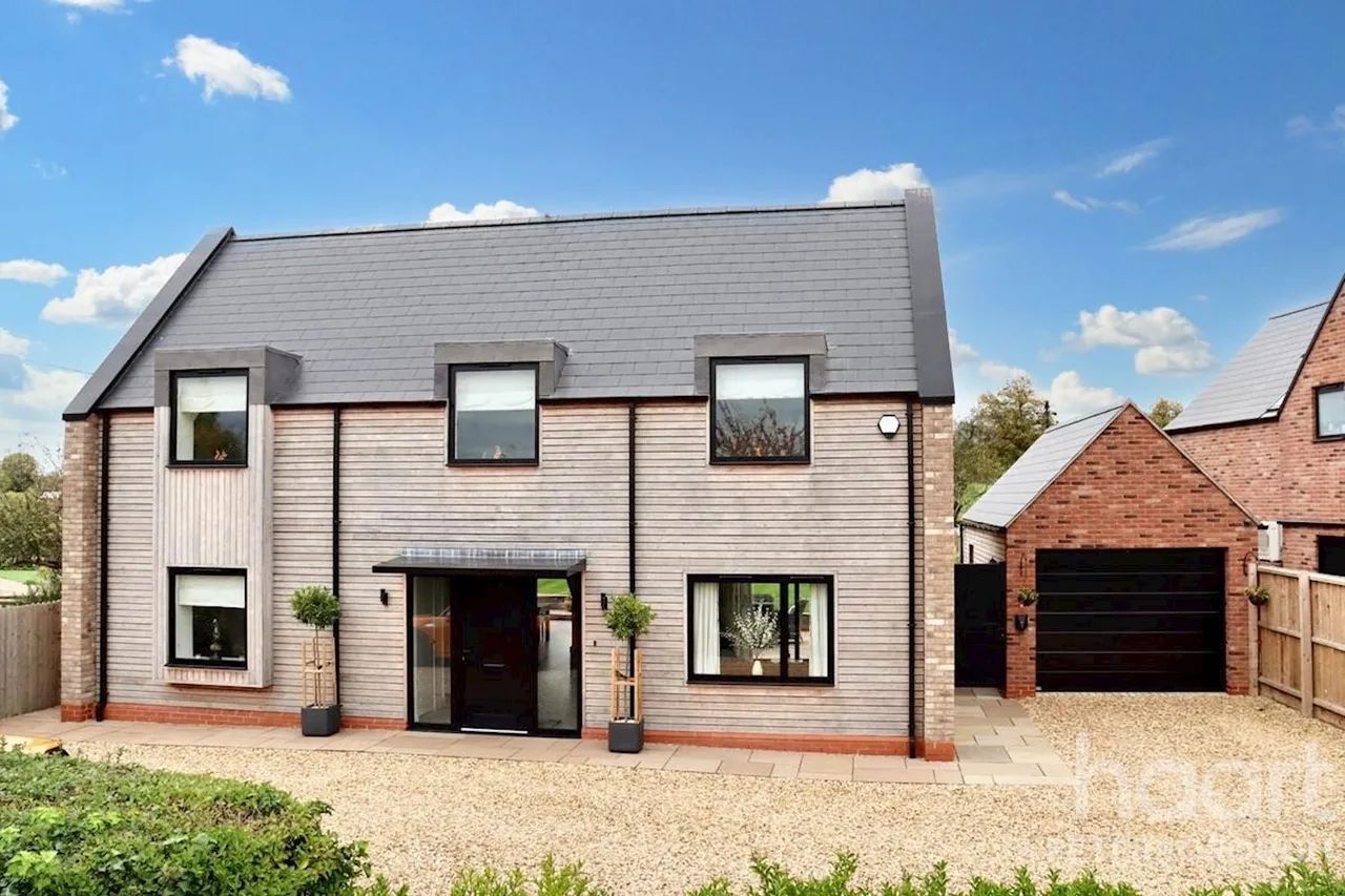 5 bed house for sale, Meadow View Great North Road, Norman Cross, PE7