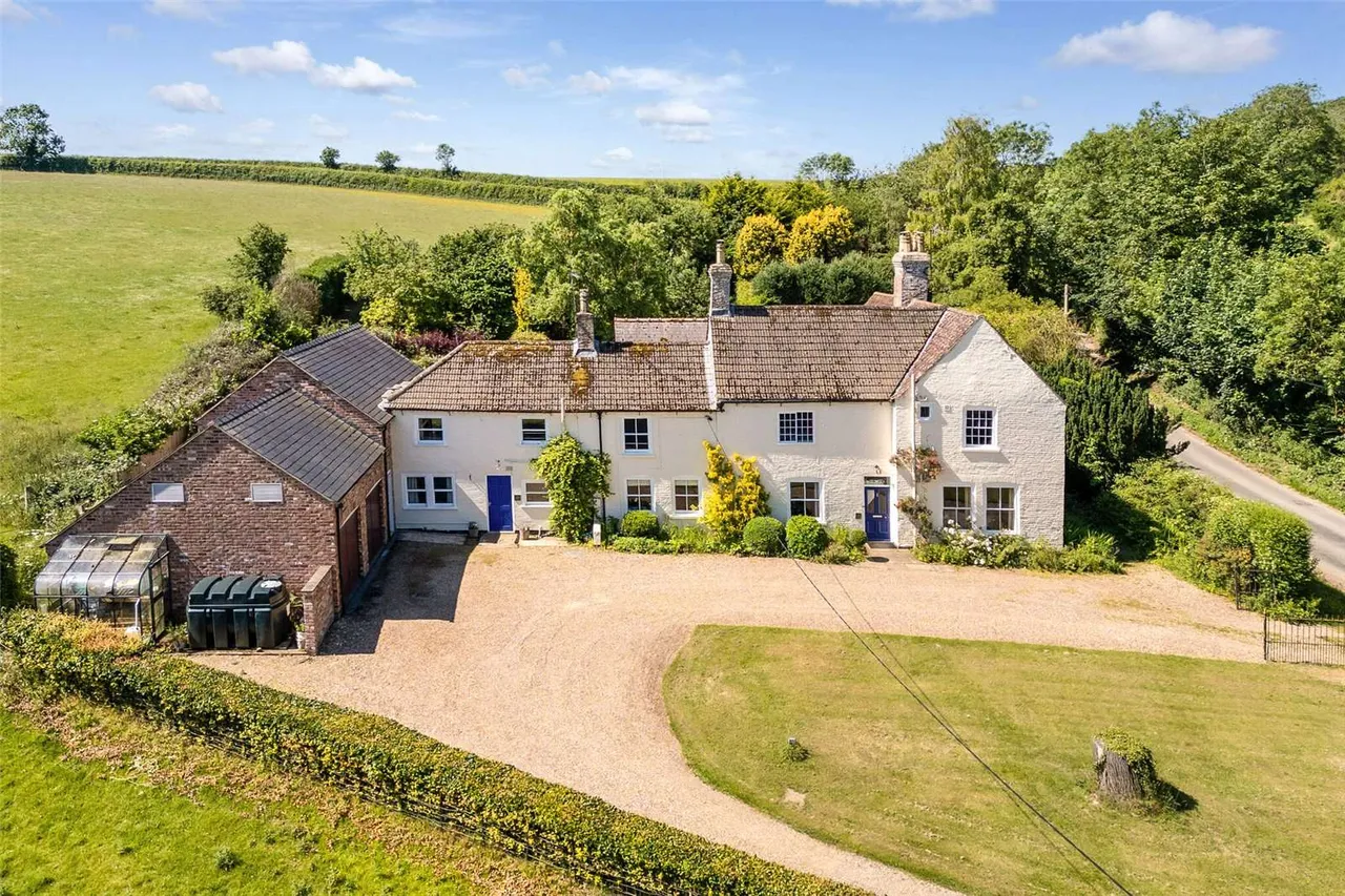 4 bed house for sale — Claxby Manor House and The Coach House, Claxby St. Andrew, Alford, Lincolnshire, LN13 0HJ
