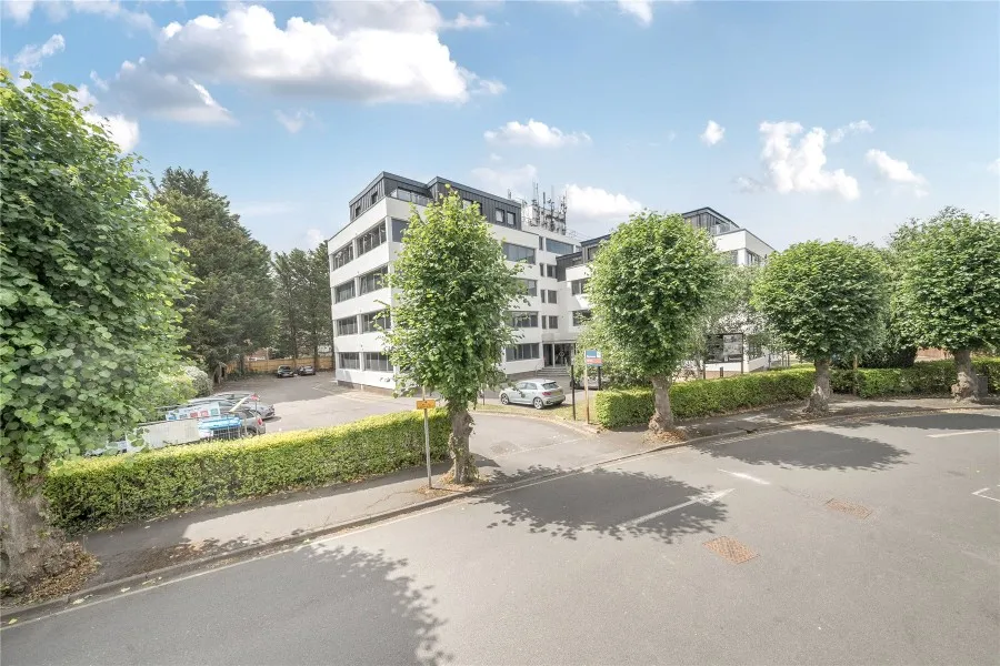 Rosemount Avenue, West Byfleet, KT14, photo 5