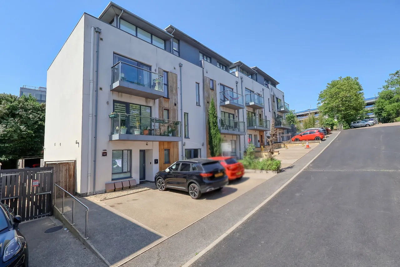 2 bed flat for sale, Easton Street, High Wycombe, HP11