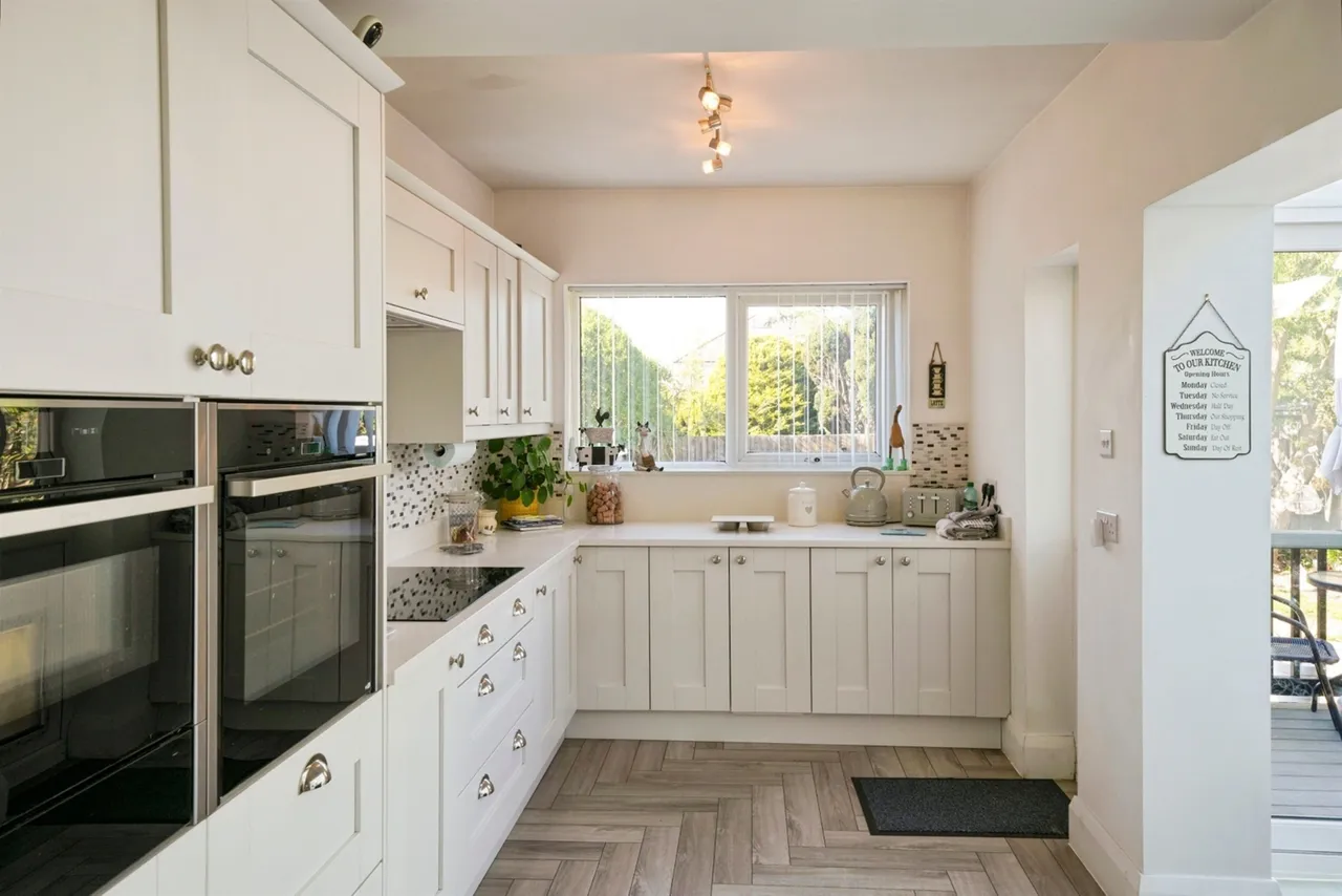 Greasby Road, Greasby, Wirral, photo 4