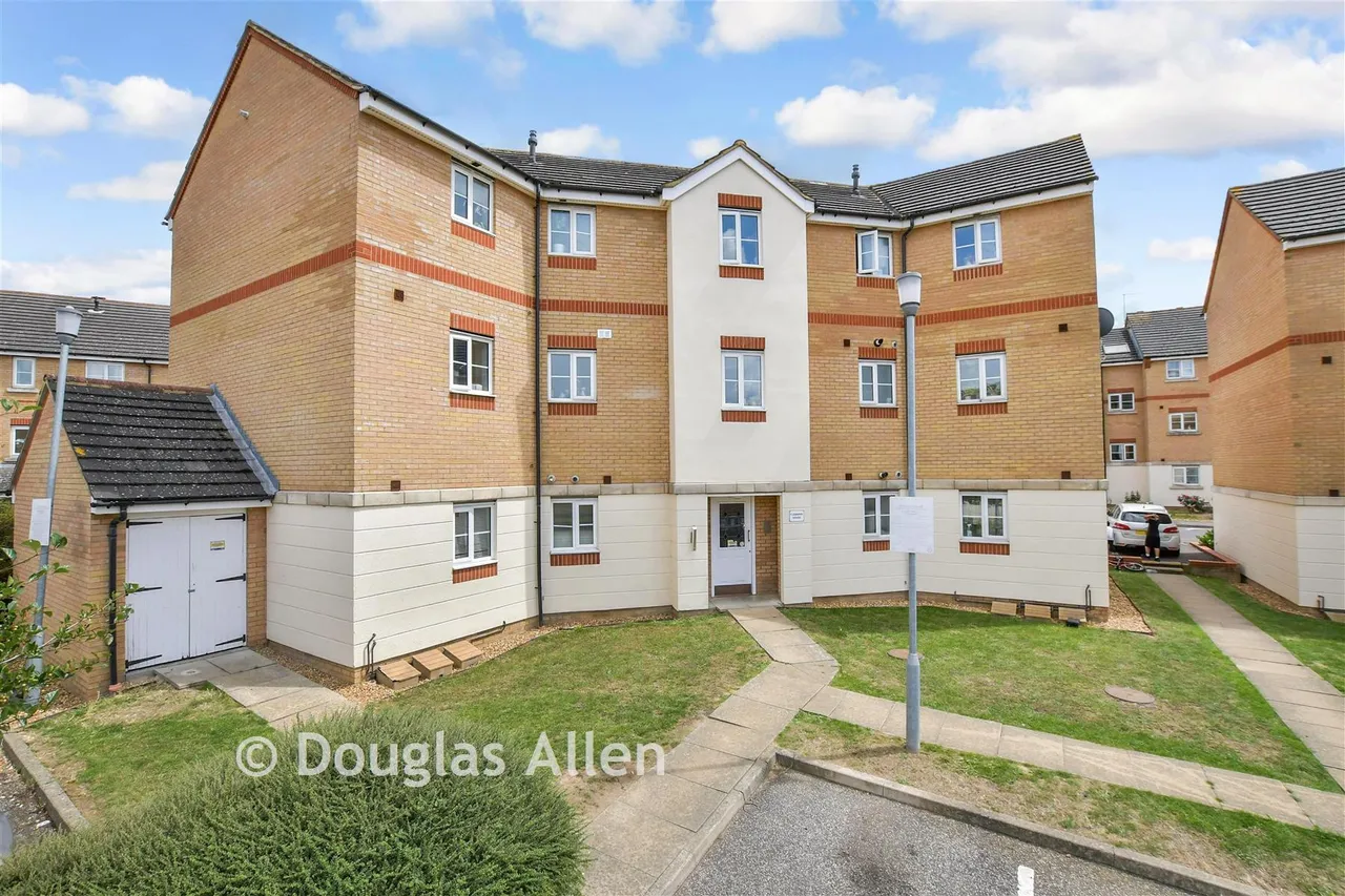 2 bed flat for sale, Nightingale Crescent, Harold Wood, RM3