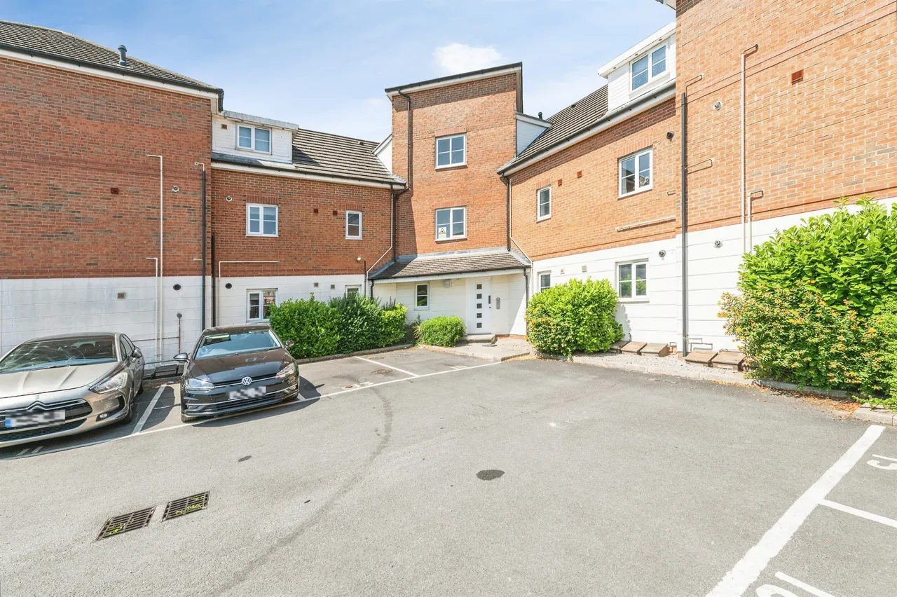2 bed flat for sale, Spindle Close, Dewsbury, WF12