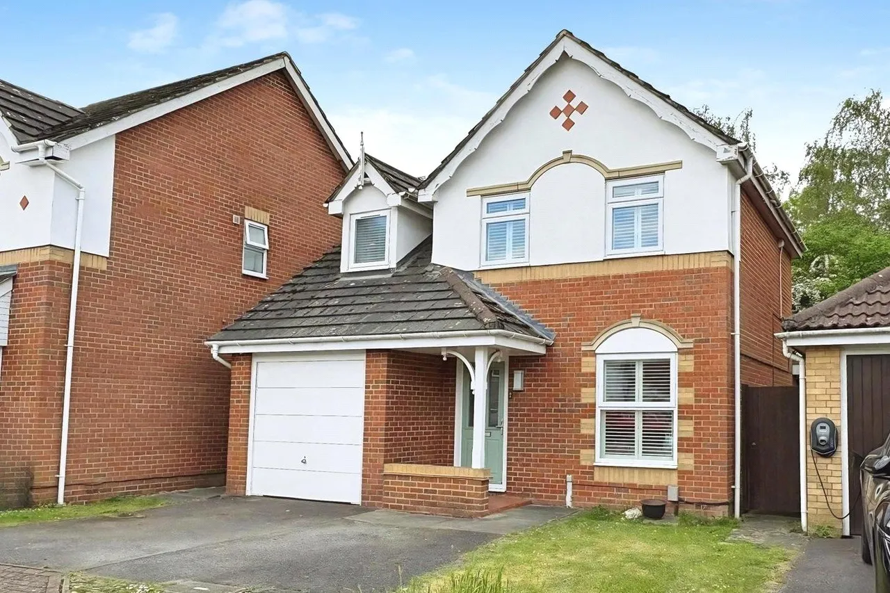 3 bed house for sale — Phillips Close, Tongham, Surrey, GU10 1AW
