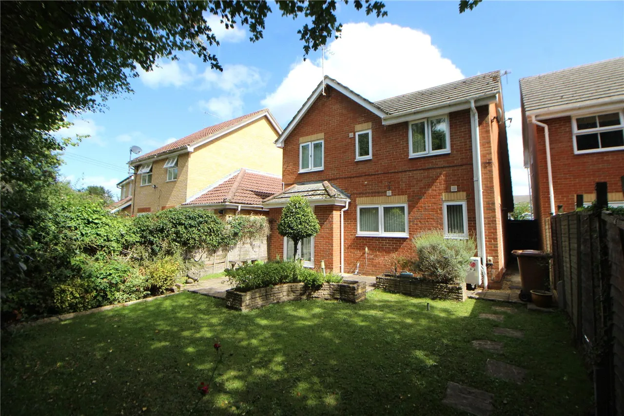 Phillips Close, Tongham, Surrey, GU10 1AW, photo 19