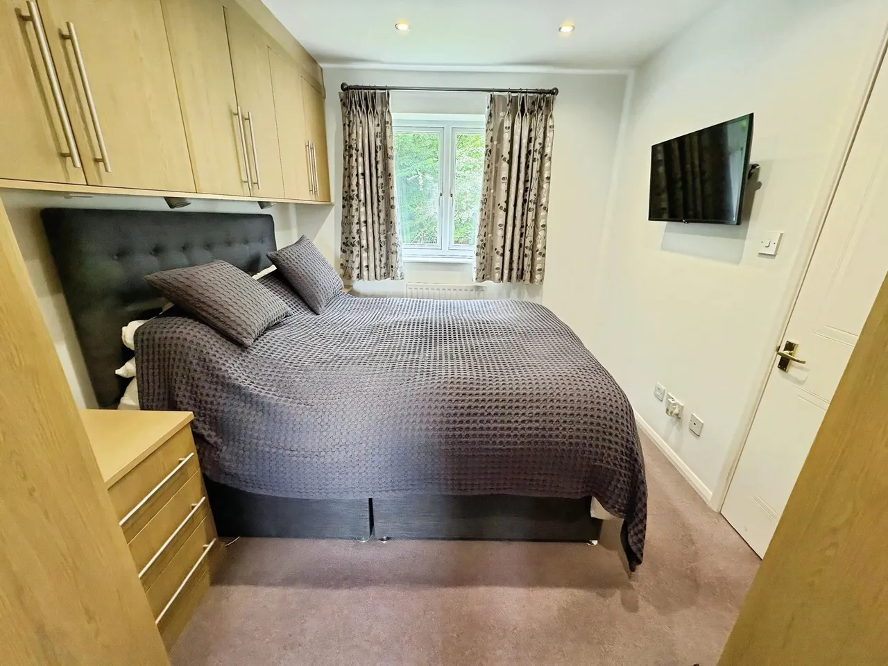 Phillips Close, Tongham, Surrey, GU10 1AW, photo 6