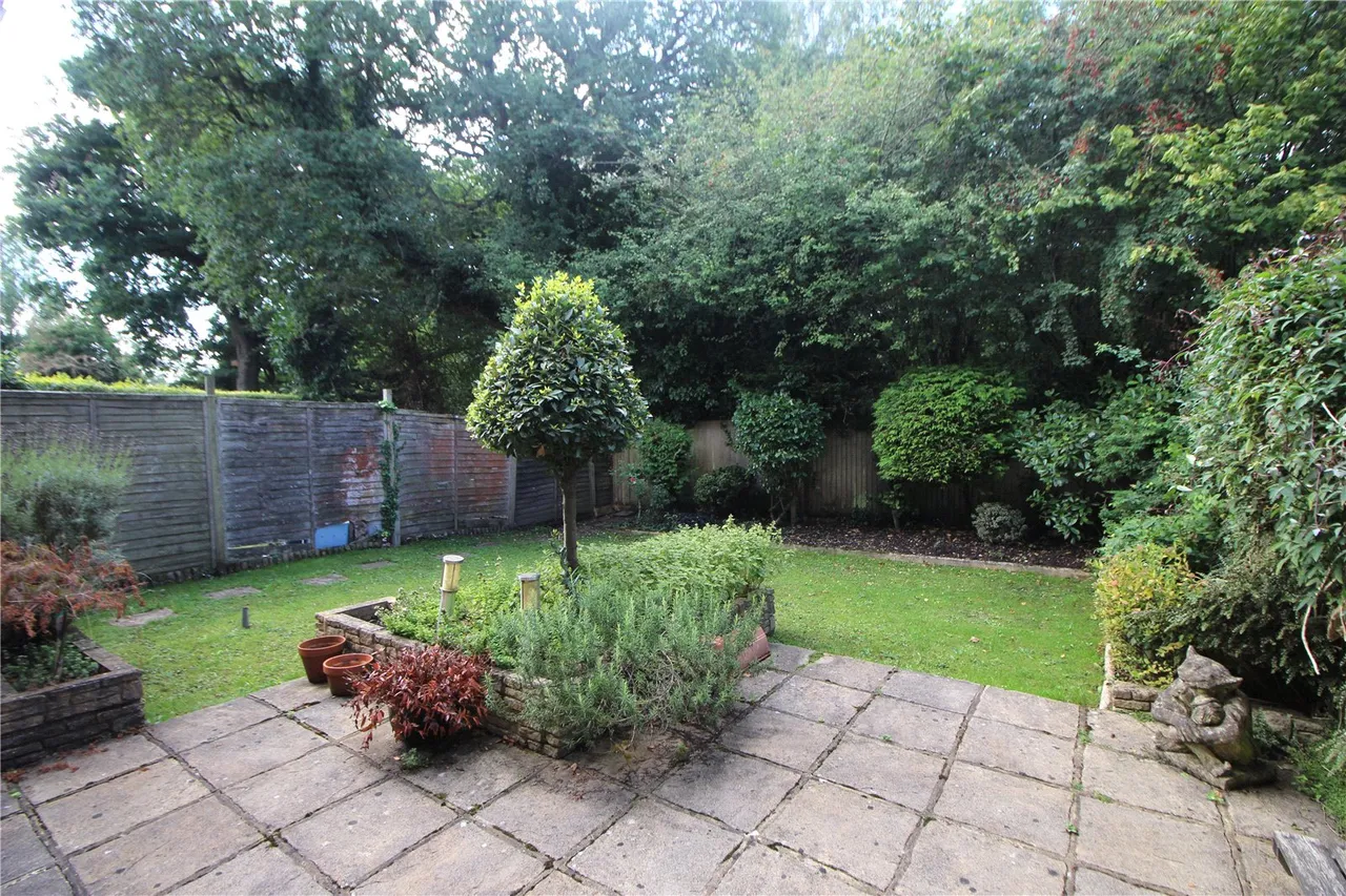 Phillips Close, Tongham, Surrey, GU10 1AW, photo 7