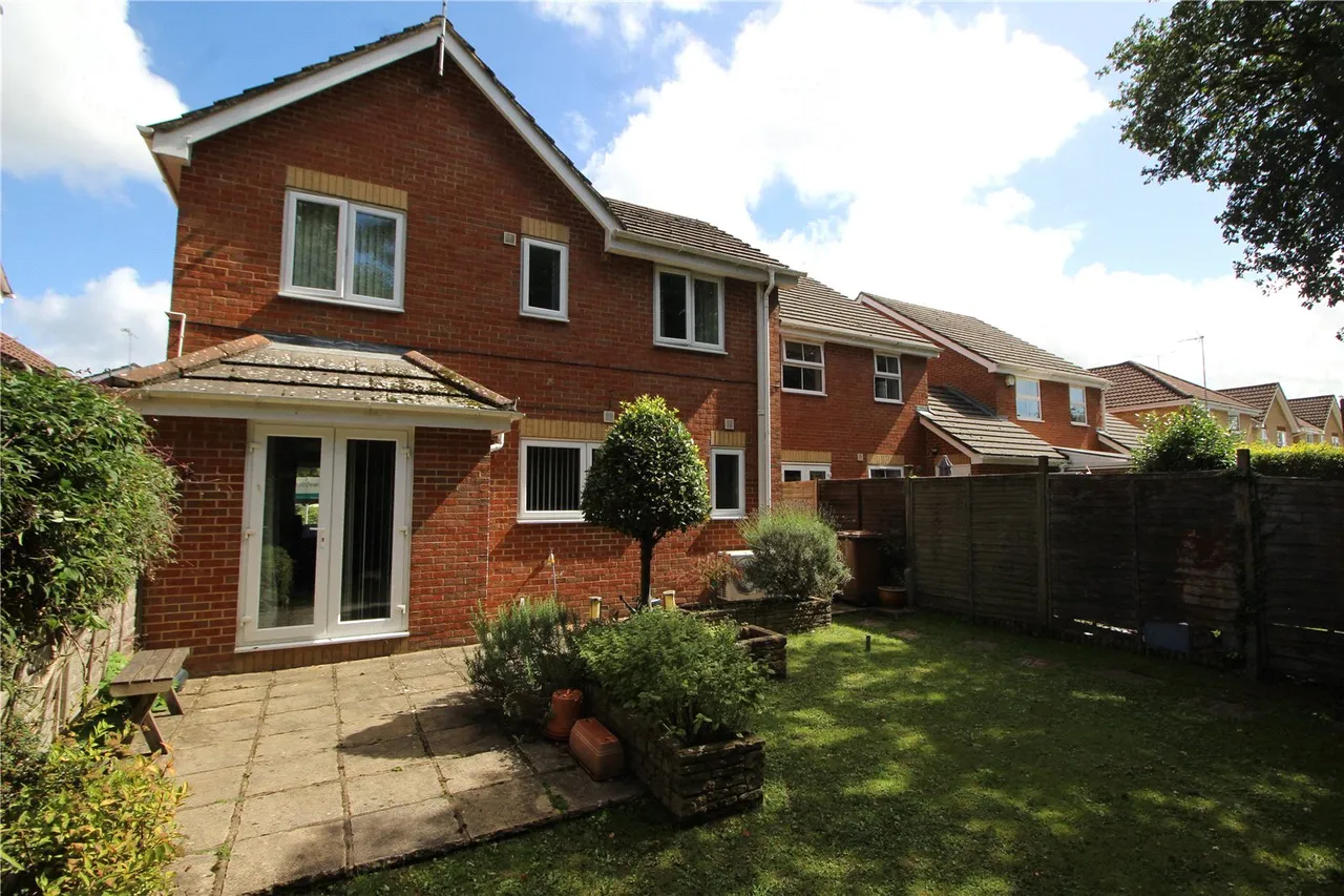 Phillips Close, Tongham, Surrey, GU10 1AW, photo 20