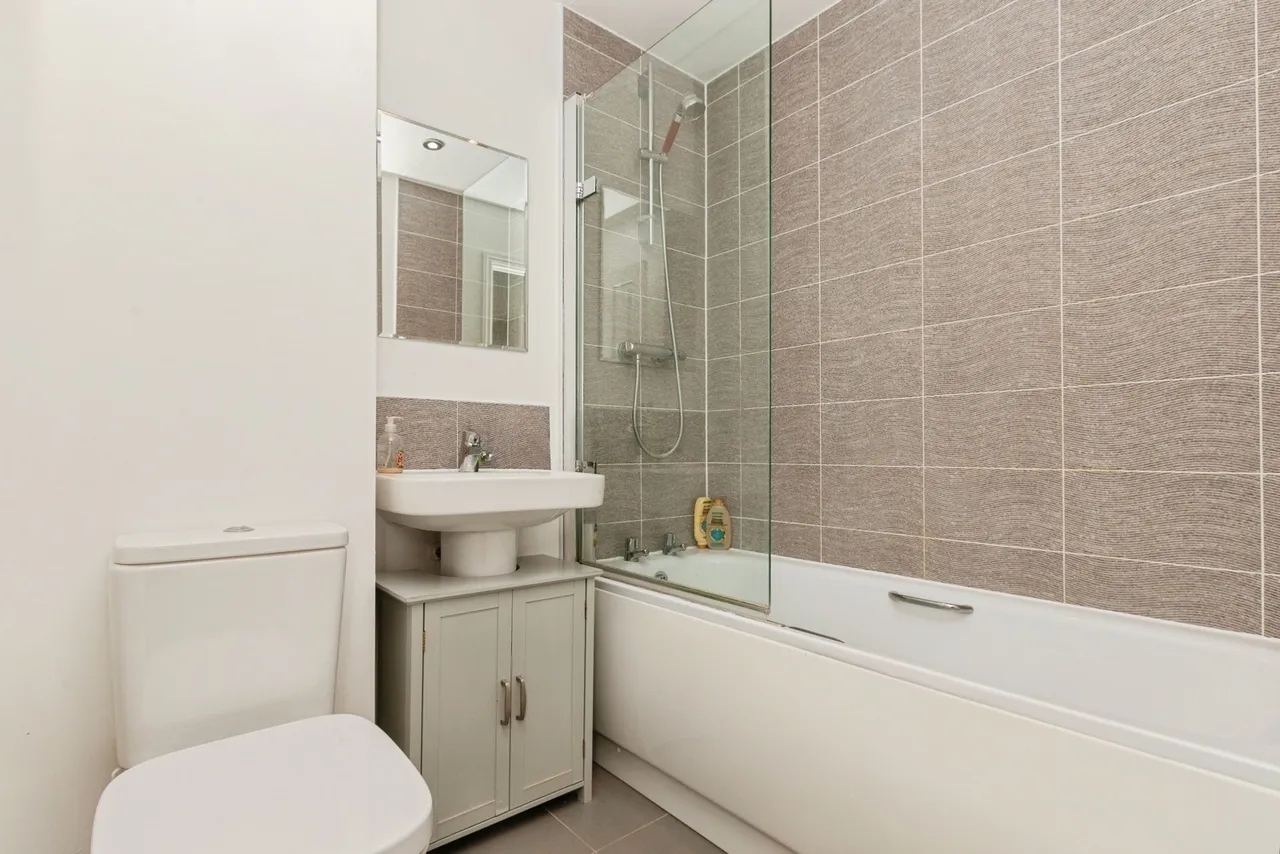 Merton Close, Aylesbury, Buckinghamshire, HP18, photo 15