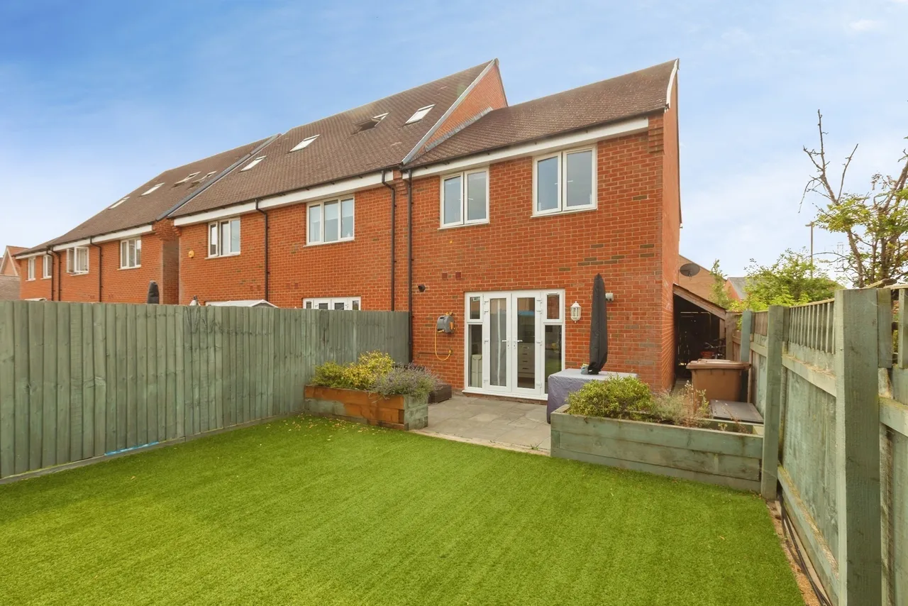Merton Close, Aylesbury, Buckinghamshire, HP18, photo 10