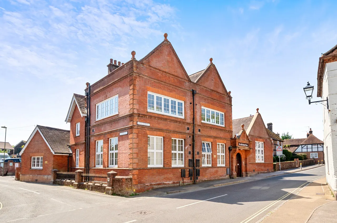 2 bed flat for sale, Bank Street, Bishops Waltham, SO32
