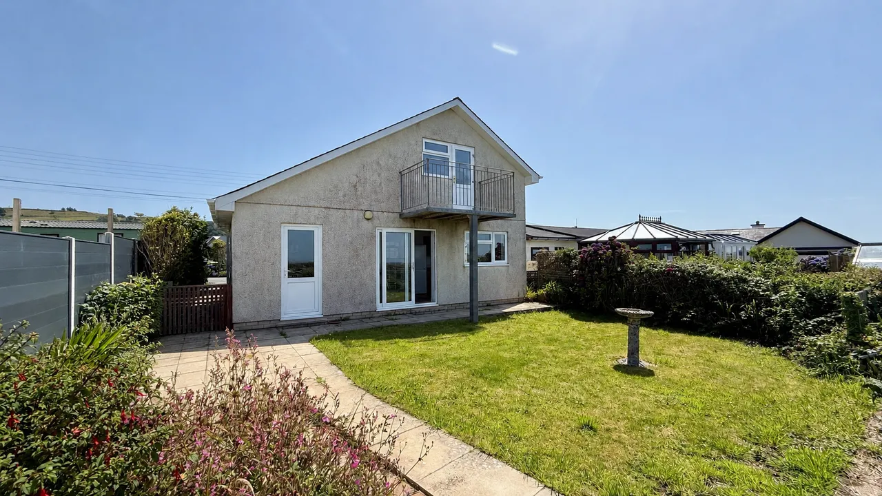 2 bed house for sale, Maes Mor, Llandanwg, LL46
