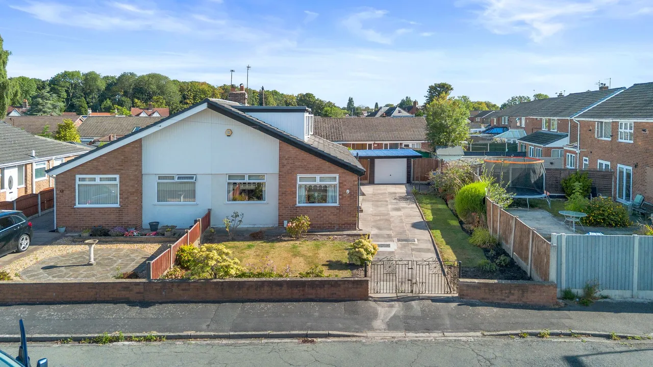 3 bed house for sale — Walkers Lane, Penketh, Warrington, WA5 2PA