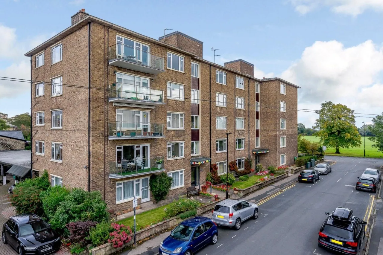 2 bed flat for sale — Stray Court Princes Villa Road, Harrogate, HG1 5RJ