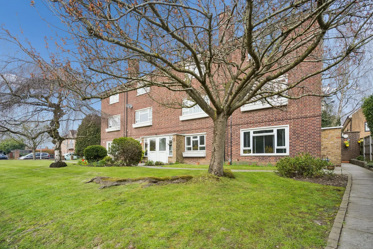 2 bed flat for sale, Bournehall High Street, Bushey, WD23