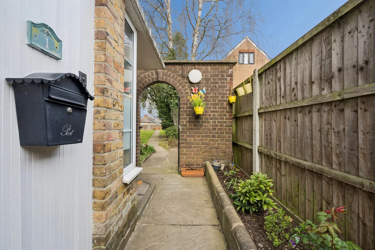 Bournehall High Street, Bushey, WD23, photo 2