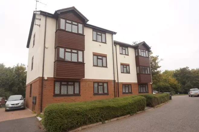 2 bed flat for sale, Groves Close, Bourne End, SL8