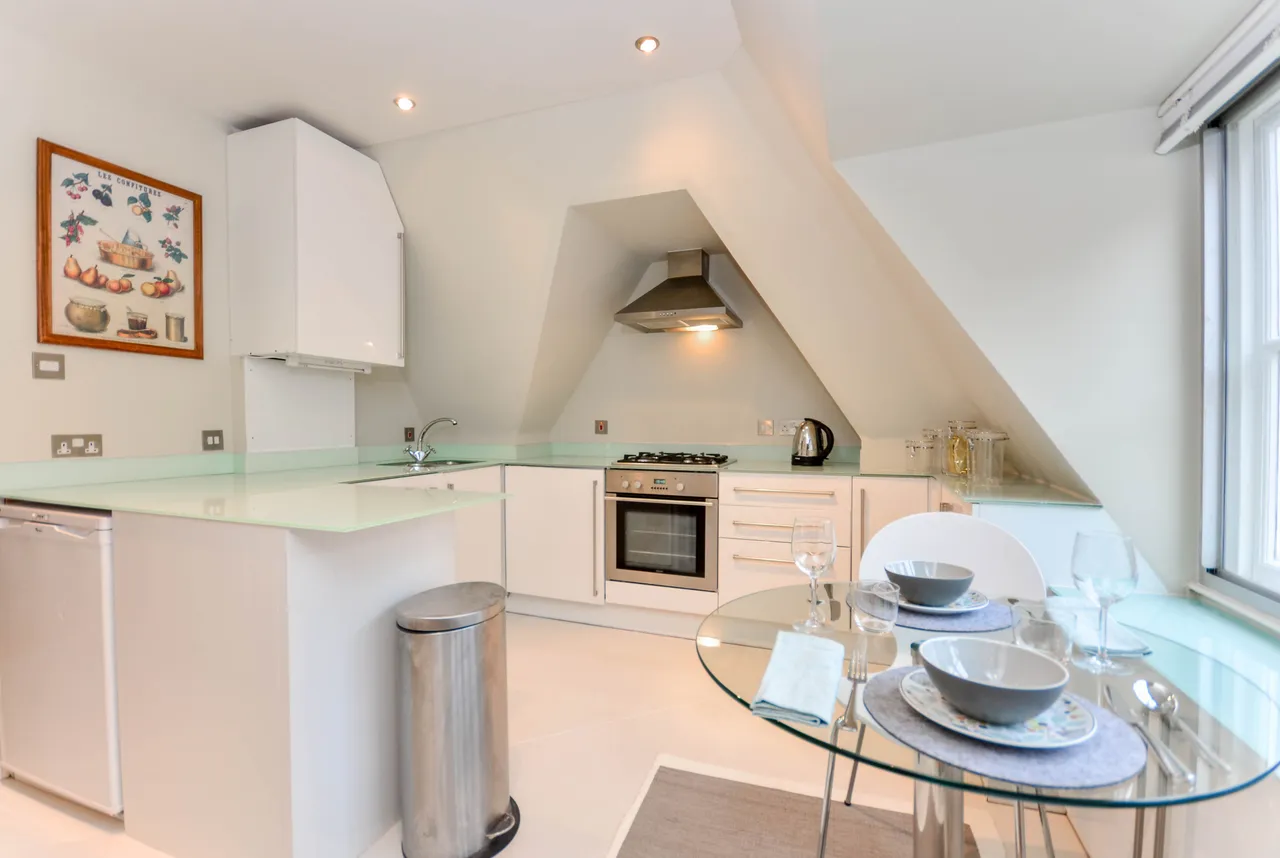 Flat 3, 35b Kensington High Street, London, photo 2