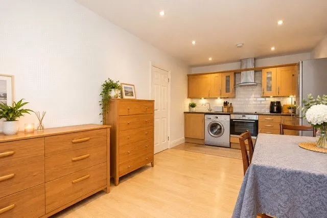 1 bed flat for sale, High Street, Esher, KT10