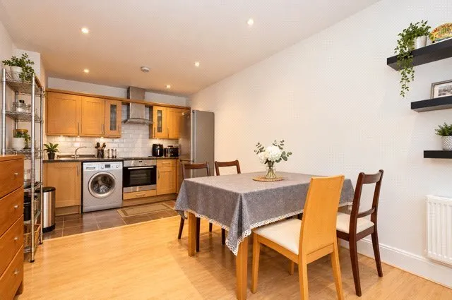 High Street, Esher, KT10, photo 5