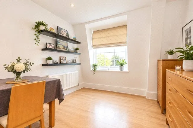 High Street, Esher, KT10, photo 2