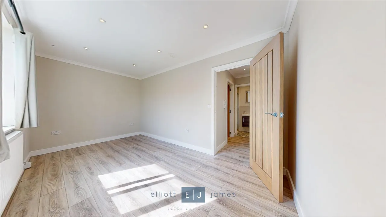 Lea Bridge Road, Leyton, photo 4