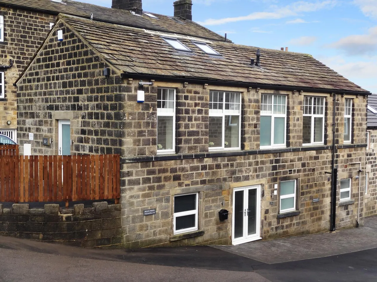 2 bed flat to rent, Moorland House, Low Green, LS19