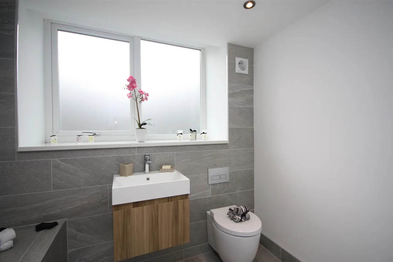 Moorland House, Low Green, LS19, photo 18