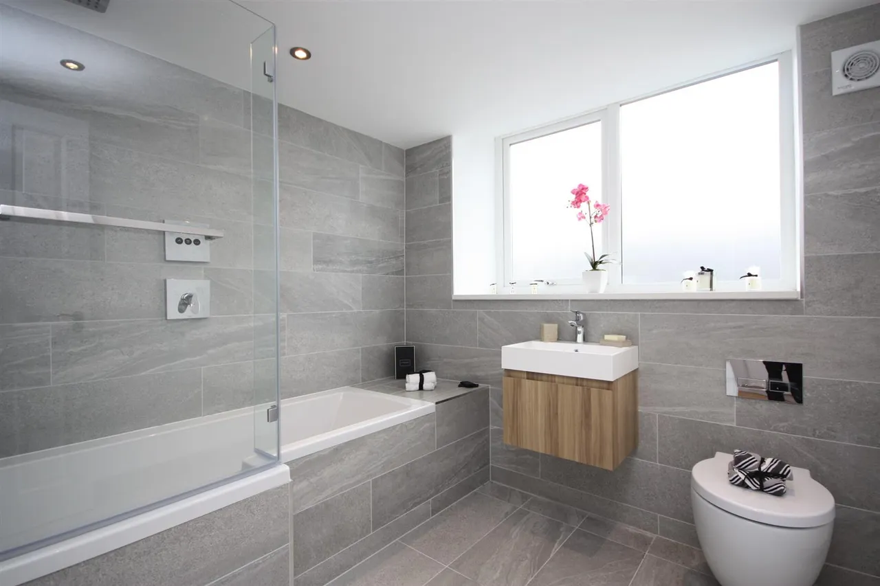 Moorland House, Low Green, LS19, photo 10