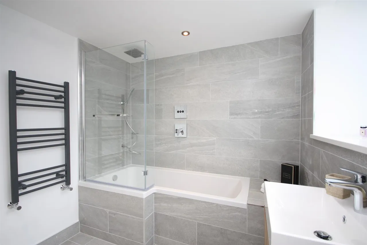 Moorland House, Low Green, LS19, photo 11