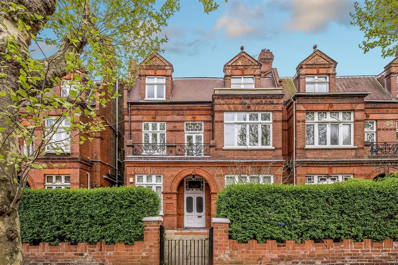 Brondesbury Road, Queens Park, London, photo 5