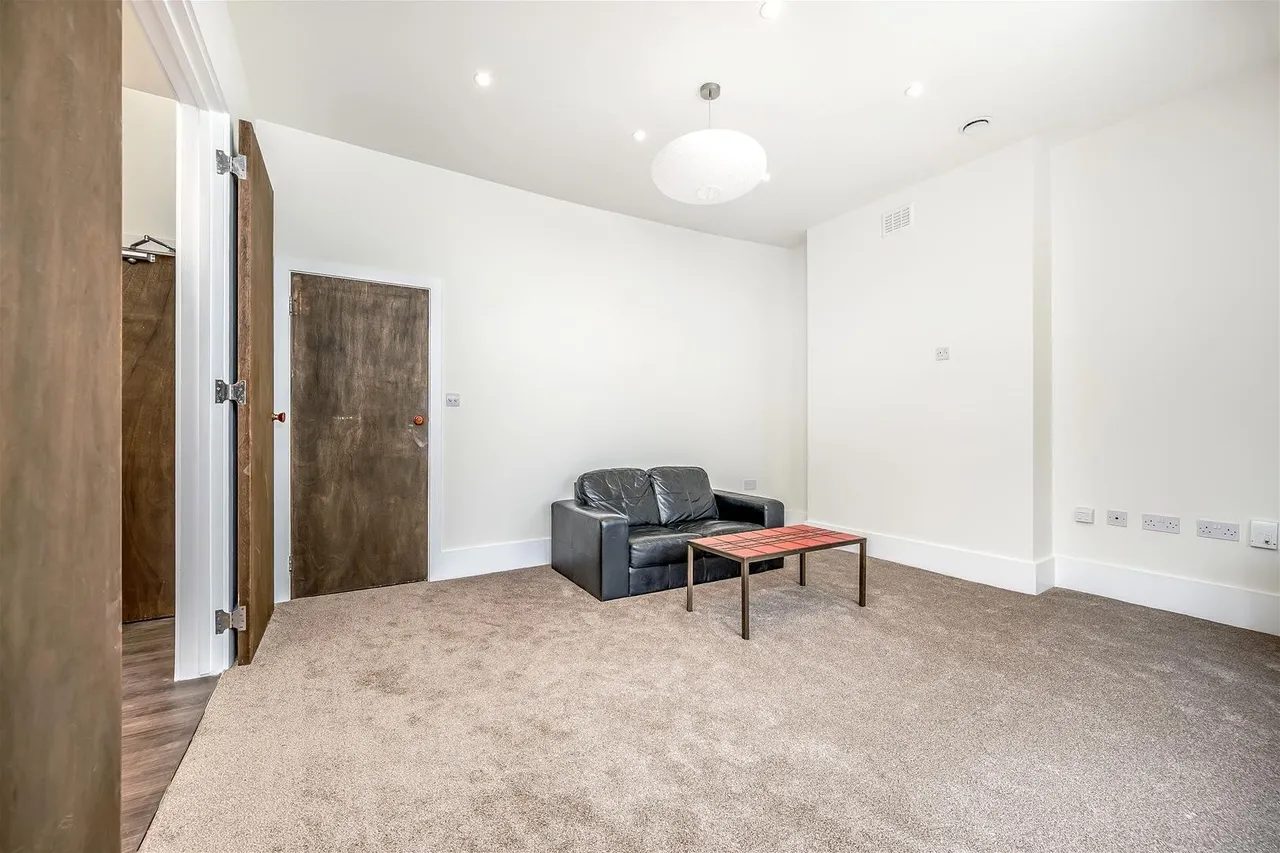 Brondesbury Road, Queens Park, London, photo 10