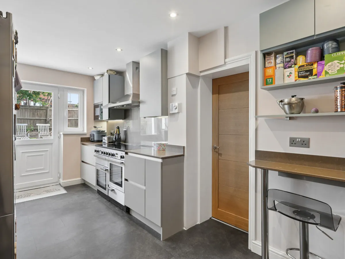 Lynton Close, Farnham, GU9, photo 6