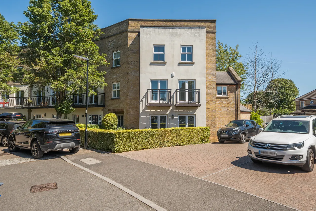 4 bed house for sale — Alexander Crescent, Caterham, CR3