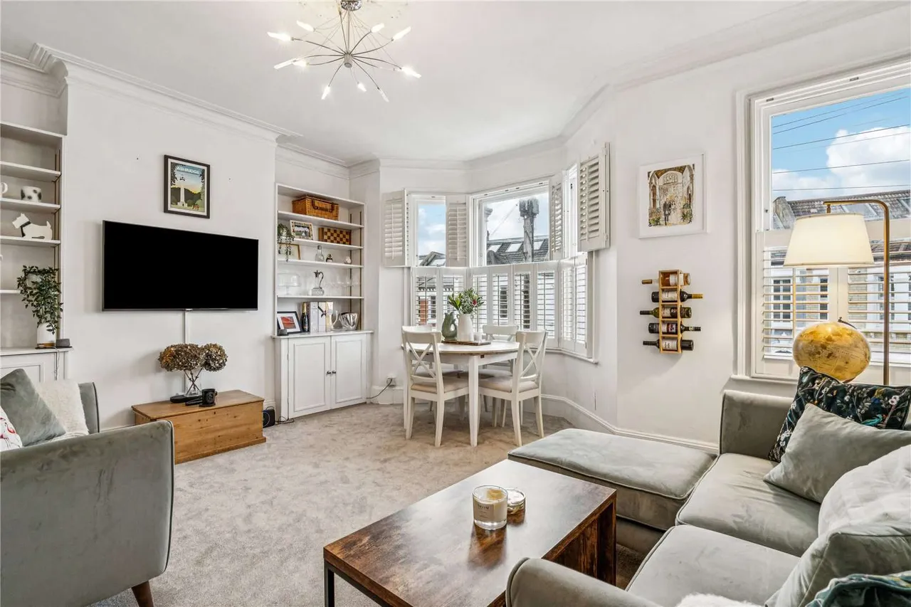 2 bed flat for sale, Leathwaite Road, London, SW11