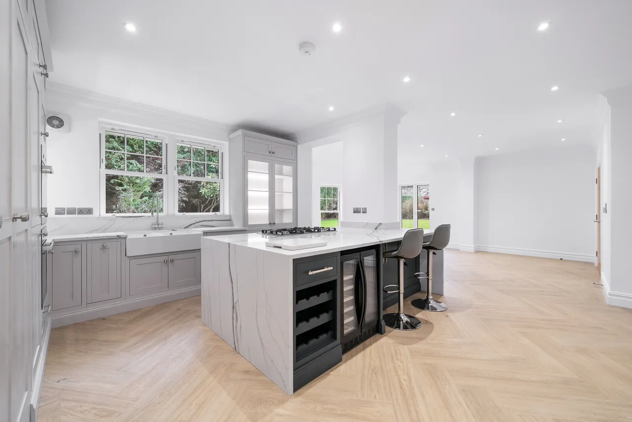 5 bed house to rent — Hockering Road, Woking, Surrey