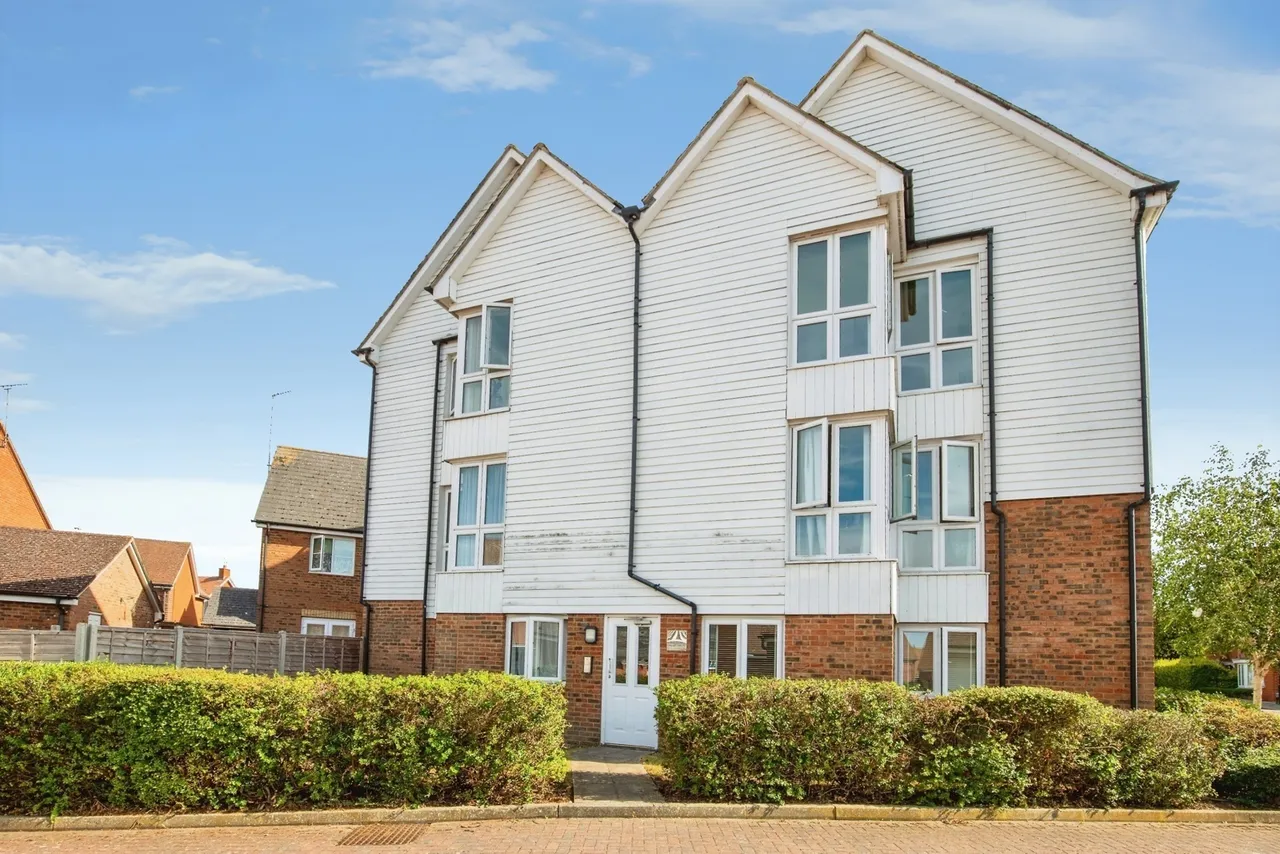 2 bed flat for sale — Bluebell Drive, Sittingbourne, Kent, ME10