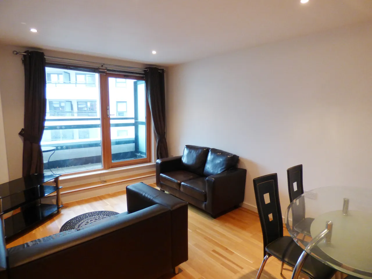 2 bed flat to rent, Crown Point Road, City Centre, LS9