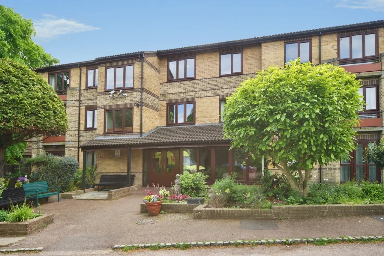 Cambridge Road, London, E11, photo 2