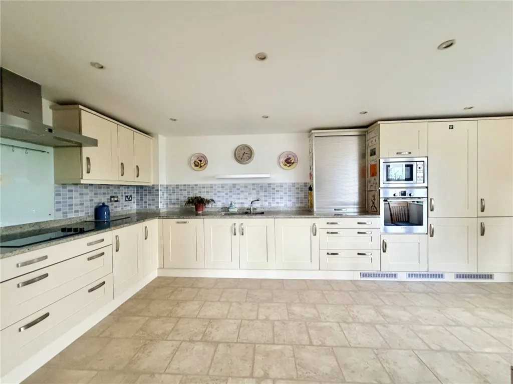 Avenue Road, Lymington, photo 4
