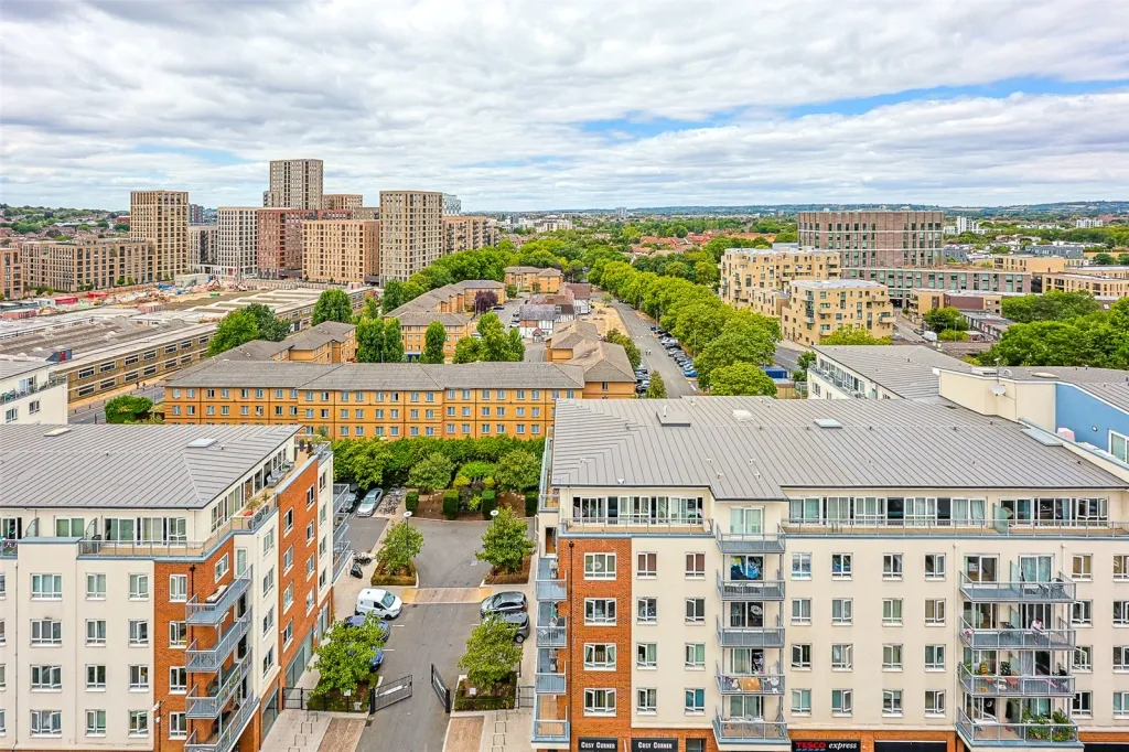 Heritage Avenue, Beaufort Park, NW9, photo 11