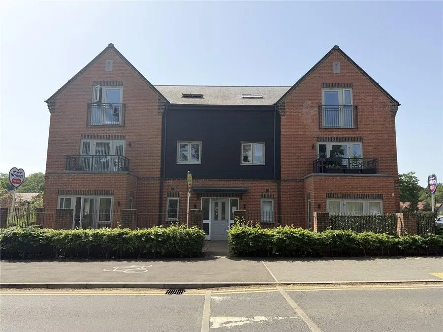 2 bed flat for sale, Brunswick Road, Deepcut, GU16