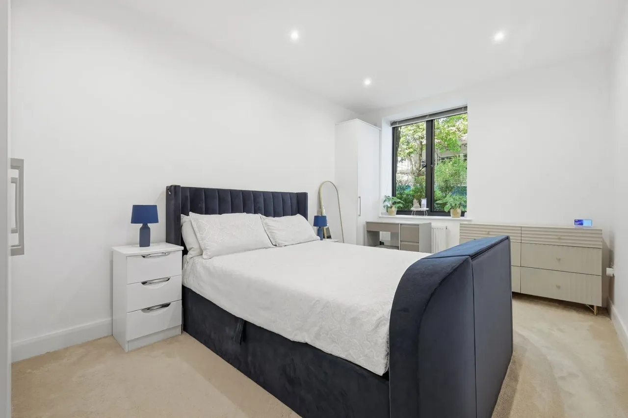 Bay Tree Avenue , Leatherhead , Surre..., photo 9