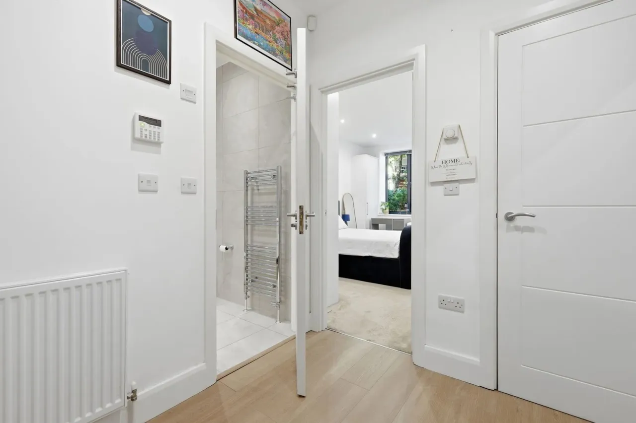 Bay Tree Avenue , Leatherhead , Surre..., photo 8