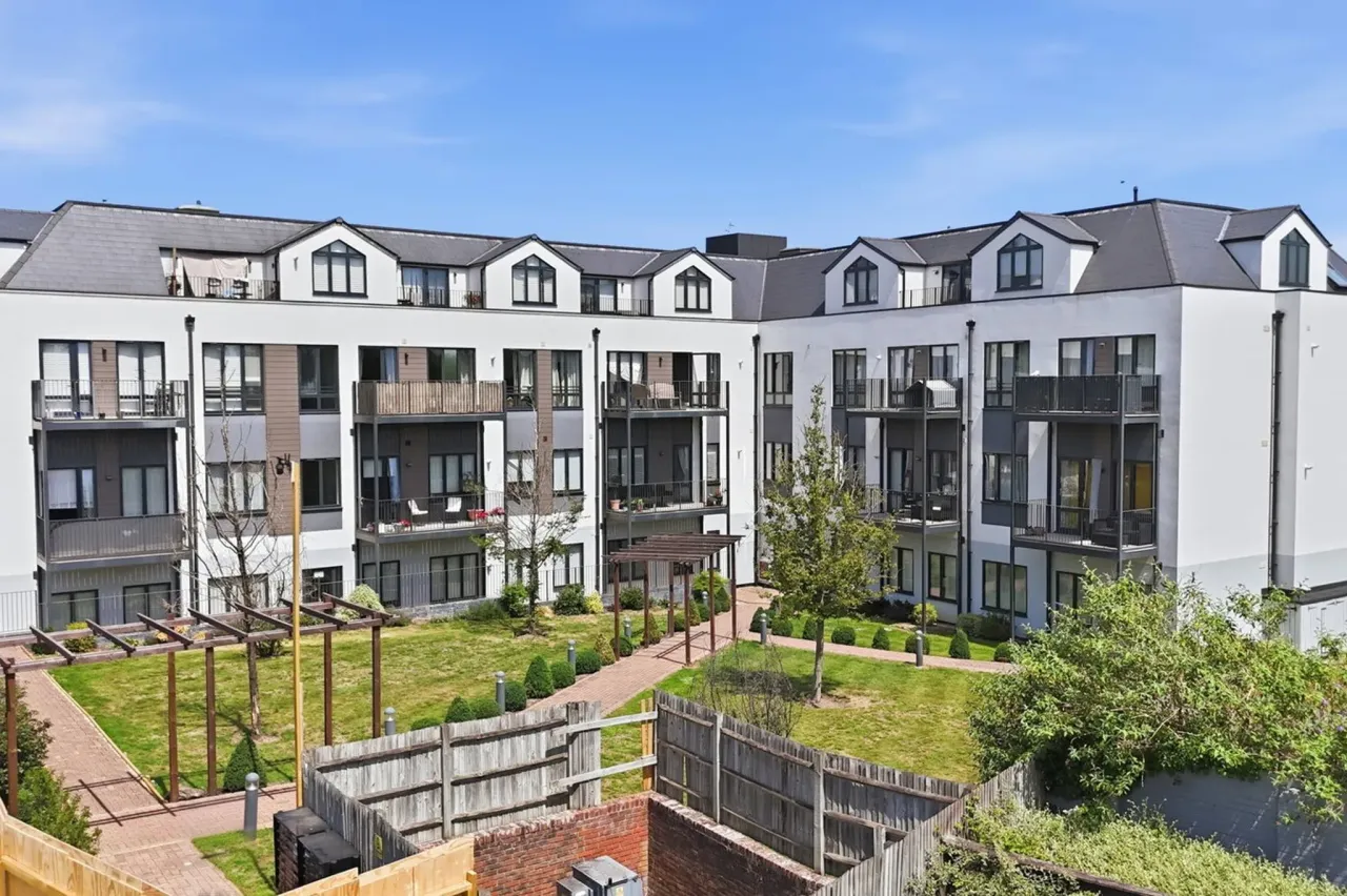 1 bed flat for sale — Bay Tree Avenue , Leatherhead , Surre...