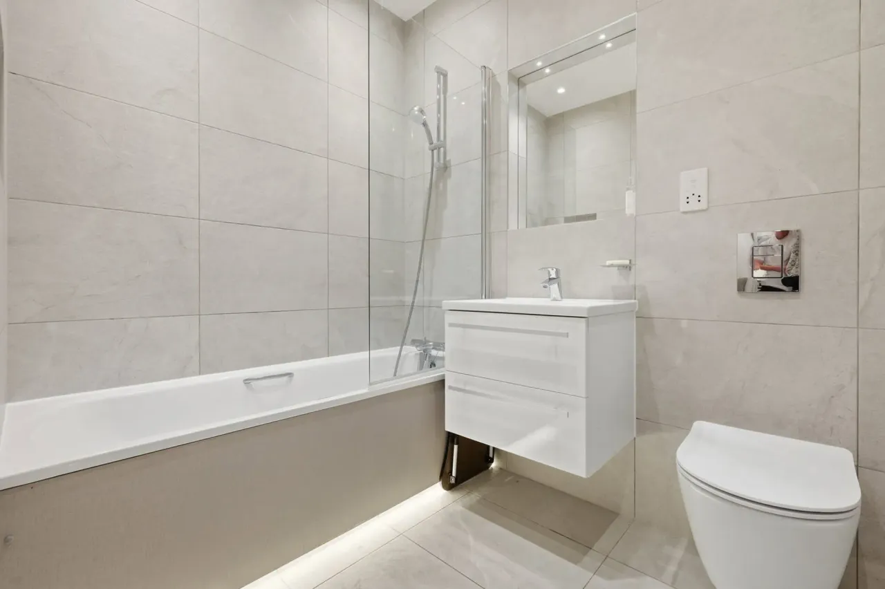 Bay Tree Avenue , Leatherhead , Surre..., photo 12