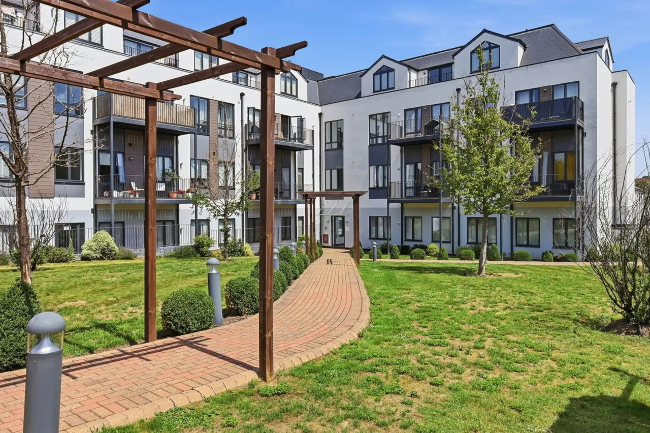 Bay Tree Avenue , Leatherhead , Surre..., photo 13
