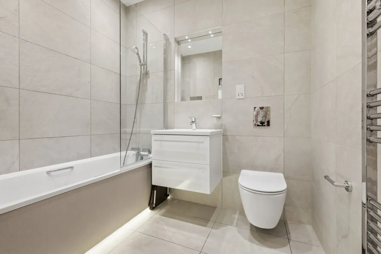 Bay Tree Avenue , Leatherhead , Surre..., photo 11