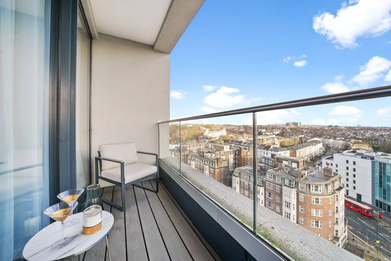 Finchley Road, London, NW3, photo 17